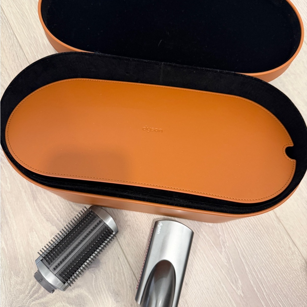 Dyson Air BOX only with 2 brush attachments - Picture 4 of 7